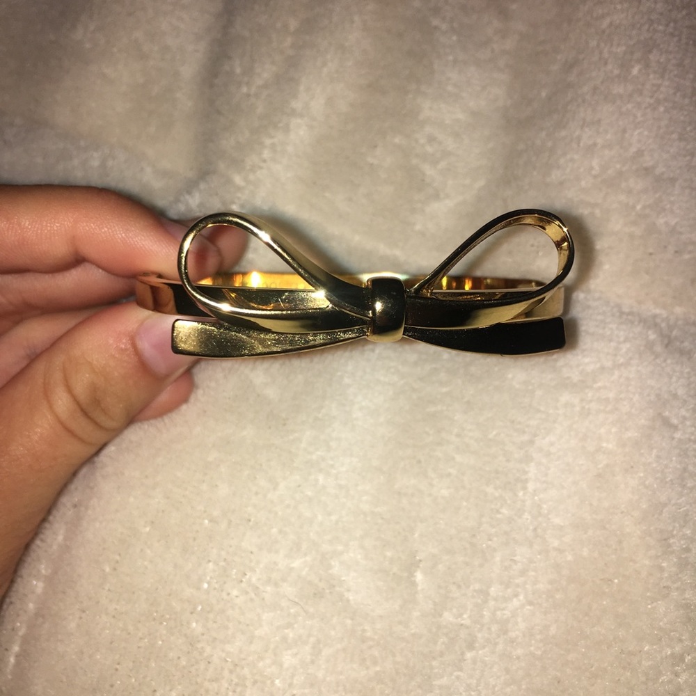 Gold bow bracelet